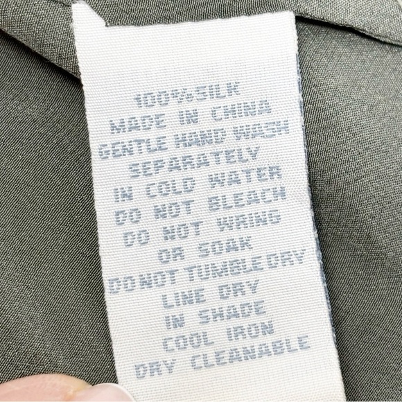 LIL ANTHROPOLOGIE Women’s Green 100% Silk Wrap Button Front Blouse Size 8 - Picture 7 of 8